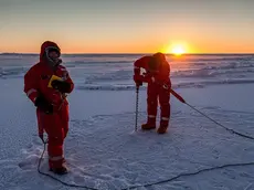 Stationsarbeit. Eisbohrungen, um die Meereisdicke zu bestimmen. Personen: AWI-Meereisphysikerin Priska Hunkeler (links)..Polarsternexpedition ANT-XXIX/6; 8. Juni - 12. August 2013; Kapstadt-Punta Arenas.Ziel der Expedition: Ein interdisziplinäres Forschungsprogramm in Atmosphäre, Meereis, Ozean und Ökosystem im antarktischen Winter, um die physikalischen und biogeochemischen Eigenschaften und Prozesse während der Wachstumsphase des Meereises besser zu verstehen. Fahrt war die erste antarktische Winterexpedition seit dem Jahr 2006. (Kurs wie im Winterexperiment 1992) ...English..Work on the sea ice during an ice station. Drilling for thickness measurements...Polarsternexpedition ANT-XXIX/6; 8. June - 12. August 2013; Cape Town -Punta Arenas (Chile); The aim of the cruise is to carry out an interdisciplinary research programm on atmosphere, sea ice, ocean, and ecosystem during winter to obtain an understanding of physical and biogeochemical properties and processes during the sea ice growth season. It was the first Antarctic winter expedition since the year 2006....