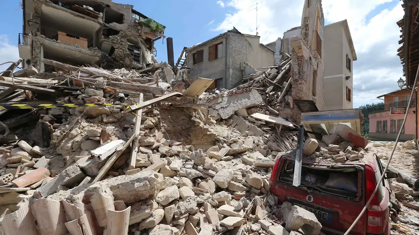 Foto LaPresse/Marco Cantile Cronaca 24/08/2016 - Amatrice Terremoto ad Amatrice ne rietino. Diversi morti e molti feriti. Sul posto i soccorsi con le forze dell'ordine la Protezione Civile i Vigili del fuoco ed i tanti volontari. Nella foto: le macerie, le case cadute ed i soccorsi ad Amatrice Foto LaPresse/Marco Cantile news 24/08/2016 - Amatrice - Rieti Earthquake in Amatrice, Italy