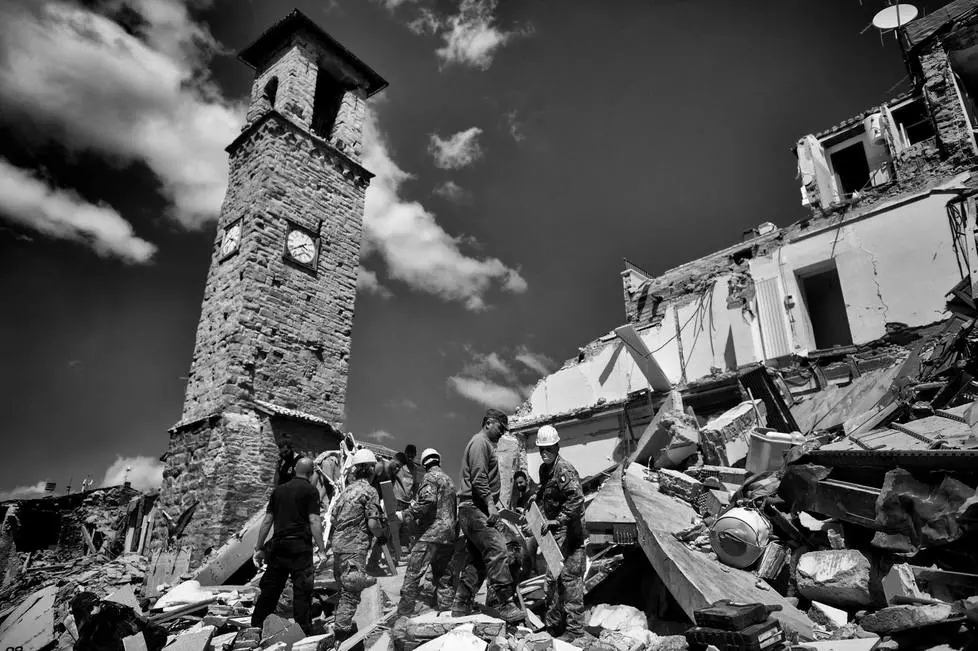 24 Agosto 2016 - Terremoto Amatrice - Macerie e torre dell'orologio in Via Umberto I.