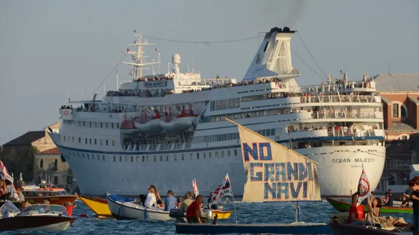 Interpress\M.Tagliapietra Venezia 25.09.2016.- Manifestazione No Grandi Navi. Zattere, Canale della Giudecca.