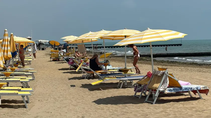 Gli ombrelloni a Jesolo che arrivano fin quasi a riva
