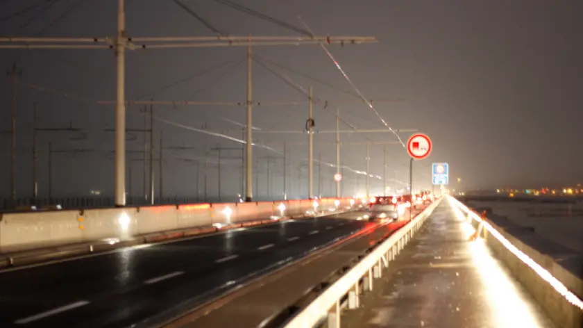 Nuove luci sul ponte della Libertà.