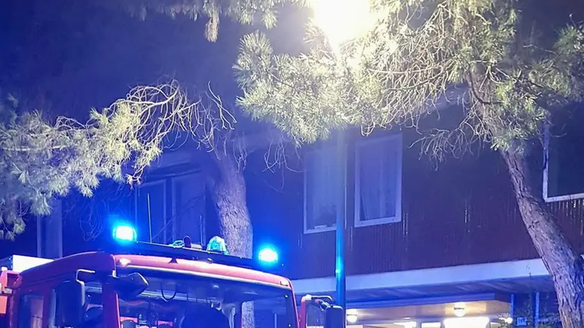 I Vigili del Fuoco impegnati negli accertamenti sul condominio