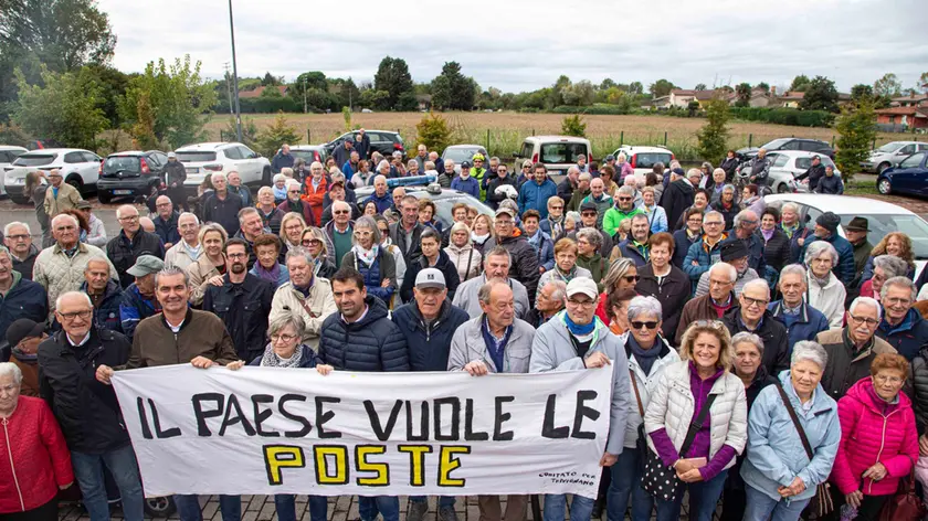 Una protesta a Trivignano contro la chiusura dell’ufficio postale