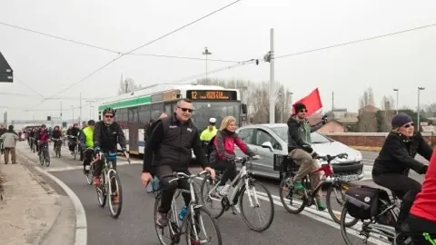 Una manifestazione di ciclisti per chiedere la pista ciclabile sul ponte della Libertà