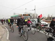 Una manifestazione di ciclisti per chiedere la pista ciclabile sul ponte della Libertà