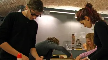 Gli studenti dell’Artistico impegnati nell’allestimento