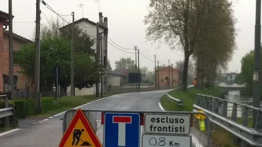 MEOLO - DINO TOMMASELLA - COLUCCI - STRADA INTERROTTA IN LOCALITA' PONTE CATENA X SISTEMAZIONE SBANCAMENTO