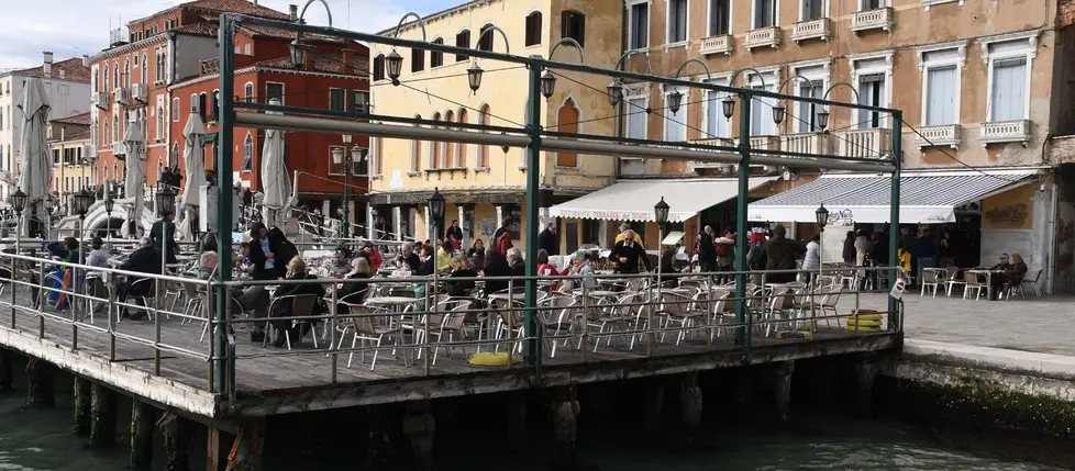 Interpress\M.Tagliapietra Venezia 05.04.2019.- Gelateria Da Nico alle Zattere. I piccioni disturbano i clienti.