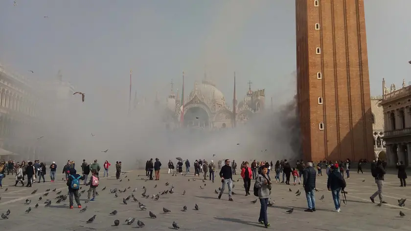 Interpress/M.Tagliapietra Venezia 17.03.2017.- Fumogeno in piazza San Marco.