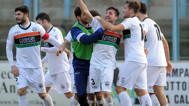 lumezzane venezia esultanza gol lancini