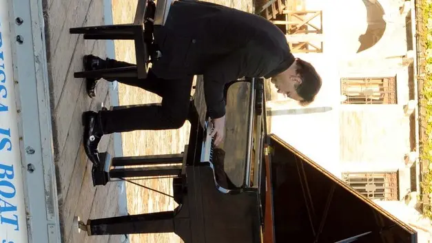 Pivato Interpress Venezia, 16.11.2011.- Performance del pianista Paolo Zanarella in Canal Grande.-