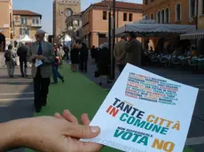 mestre piazza ferretto: distribuzione volantini pro no al refernedum su divisione 28/09/2003 - (c) lightimage studio