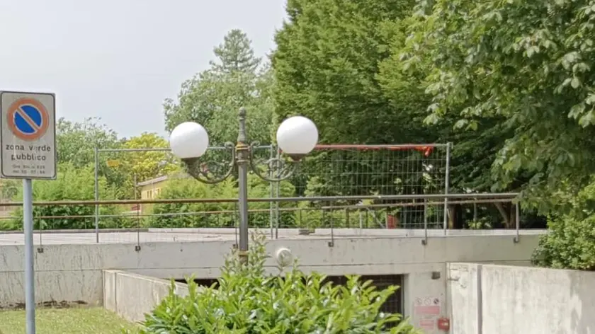 L’area del garage comunale danneggiata dai tre minorenni di Dolo