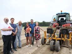 La famiglia Tuzzato con sindaco e parroco ieri mattina (foto Pòrcile)