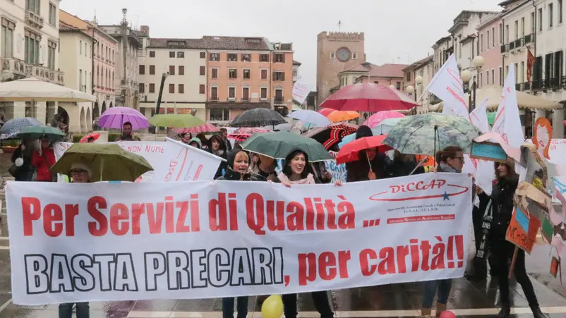 Foto Agenzia Candussi/ Scattolin/ Mestre, Piazza Ferretto/ Protesta degli insegnanti precari