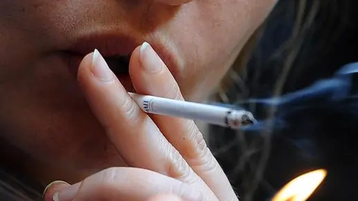 Una donna accende una sigaretta. Il fumo odia letteralmente le donne, amplificando con un rapporto di cinque a uno i danni prodotti sul cuore femminile rispetto a quello degli uomini. Sono i risultati di uno studio presentato dalla professoressa Elena Tremoli del dipartimento di Scienze Farmacologiche dell'Università di Milano al Congresso della Società Europea di Cardiologia (ESC), in corso fino a mercoledì 31 agosto a Parigi. L'organismo femminile è particolarmente vulnerabile agli effetti del tabacco, indipendentemente da altri fattori come l'età, la pressione arteriosa, l'obesità, la classe sociale. ANSA/CLAUDIO ONORATI