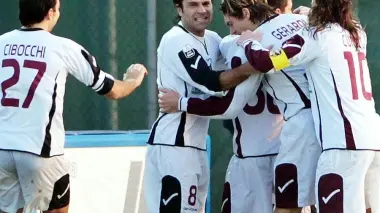 L’ESULTANZA. I giocatori festeggiano il gol del pareggio di Altinier