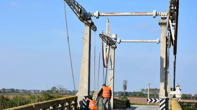 COLUCCI - DINO TOMMASELLA - CAORLE - PONTE A BILANCIERE CON TECNICI PER SOPRALLUOGO