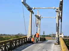 COLUCCI - DINO TOMMASELLA - CAORLE - PONTE A BILANCIERE CON TECNICI PER SOPRALLUOGO