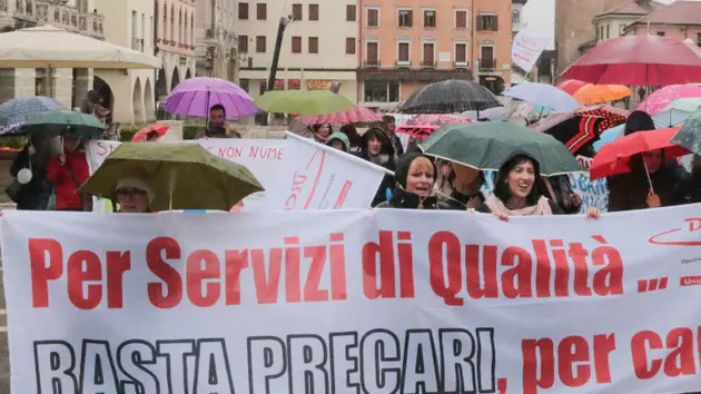 Foto Agenzia Candussi/ Scattolin/ Mestre, Piazza Ferretto/ Protesta degli insegnanti precari