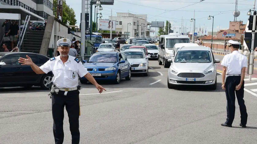 Vigili in servizio nel traffico di piazzale Roma
