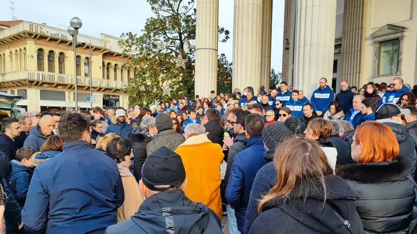 La folla di compagni di squadra e dell'oratorio presente al funerale di Giorgio Conte (foto Vianello)