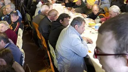 Un momento del pranzo di Pasquetta 2012 con 300 persone in difficolta' , "invitate" dalla Comunita' di Sant'Egidio.La povertà aumenta e aumentano anche le file davanti alle mense dei poveri. Come a quella nella Basilica di Santa Maria in Trastevere dove oggi un immigrato,al quale è stato negato un posto, ha ferito due persone. Fino ad alcune settimane fa al pranzo domenicale organizzato dai parroco della basilica romana si presentavano circa 20-25 persone, "in pochissime settimane sono diventati tra i 100 e i 120 - spiega Mario Marazziti, il portavoce della Comunità di Sant'Egidio - Si sono creati così tempi d'attesa e non c'é spazio per tutti. .ANSA/CLAUDIO PERI