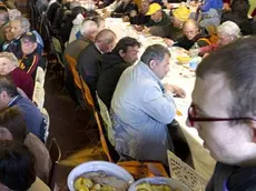 Un momento del pranzo di Pasquetta 2012 con 300 persone in difficolta' , "invitate" dalla Comunita' di Sant'Egidio.La povertà aumenta e aumentano anche le file davanti alle mense dei poveri. Come a quella nella Basilica di Santa Maria in Trastevere dove oggi un immigrato,al quale è stato negato un posto, ha ferito due persone. Fino ad alcune settimane fa al pranzo domenicale organizzato dai parroco della basilica romana si presentavano circa 20-25 persone, "in pochissime settimane sono diventati tra i 100 e i 120 - spiega Mario Marazziti, il portavoce della Comunità di Sant'Egidio - Si sono creati così tempi d'attesa e non c'é spazio per tutti. .ANSA/CLAUDIO PERI