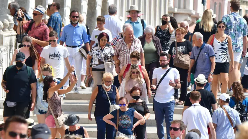 Il ponte della Paglia a Venezia assediato dai turisti