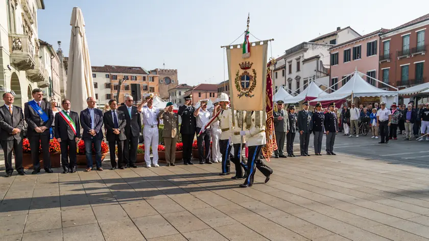 Alzabandiera in piazza Ferretto a Mestre in occasione di San Michele patrono della città e della Polizia di Statio, con la partecipazione del commissario Zappalorto.