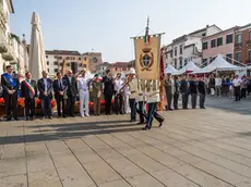 Alzabandiera in piazza Ferretto a Mestre in occasione di San Michele patrono della città e della Polizia di Statio, con la partecipazione del commissario Zappalorto.