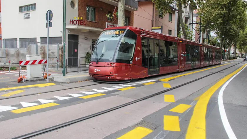 Nuova segnaletica stradale alla fine di via Cappuccina all'imbocco del sottopasso del tram, Mestre