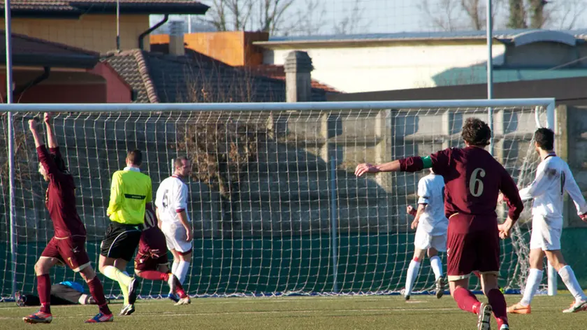 solesino 23/02/2014.solesino "bianchi" - dolo "granata" 0-1.nella foto: goal del num 2 della torre zanon.ph zangirolami