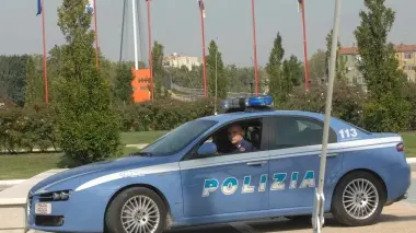 Una volante della polizia impegnata durante un servizio di perlustrazione del territorio