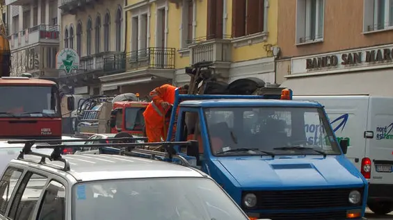 OGGI ALLE 15/30 IN CORSO TRENTIN OLTRE AL TRAFFICO NORMALE UN CAMION SI E FERMATO PER LA STESURA DI UN TUBO