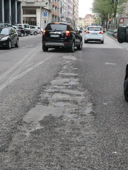 Foto Agenzia Candussi/ Chiarin/ Mestre/ manto stradale dissestato con buche in corso del popolo