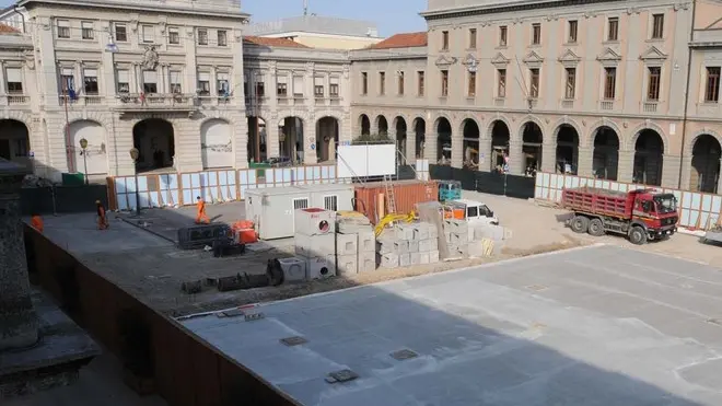 L'ALLUNGAMENTO DELLA RECINZIONE PER I LAVORI IN PIAZZA INDIPENDENZA