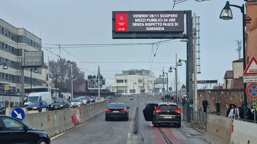 Il pannello elettronico che annuncia lo sciopero dei trasporti a Venezia