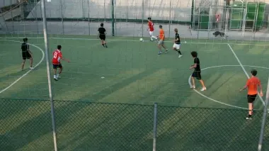 I ragazzi giocavano a calcetto al parco Albanese