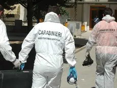 20080802 - CANOSA DI PUGLIA - BARUI - CLJ - UCCIDE MOGLIE E SUOCERA: CADAVERI HANNO CRANI FRACASSATI. Carabinieri della scientifica al loro arrivo nello stabile di via Sardegna, questo pomeriggio a Canosa di Puglia (Bari). Hanno i crani fracassati le due donne, madre e figlia, uccise oggi a Canosa di Puglia, nel barese. Attorno ai cadaveri c'e' una pozza di sangue. Lo si e' appreso da fonti investigative che definiscono ''un mattatoio'' il soggiorno dell'appartamento in cui e' stato compiuto il duplice omicidio. A quanto si e' saputo, a dare l'allarme ai carabinieri e al 118 e' stato il papa' di Lucia Di Muro e marito di Maria Grazia Prisciandaro, le due vittime. L'uomo, infatti, attendeva in auto che la moglie scendesse dall'abitazione della figlia. Infastidito dalla lunga attesa, ha deciso di raggiungere l'appartamento: all'interno ha visto i corpi delle due donne riversi sul pavimento. ANSA/LUCA TURI/DRN