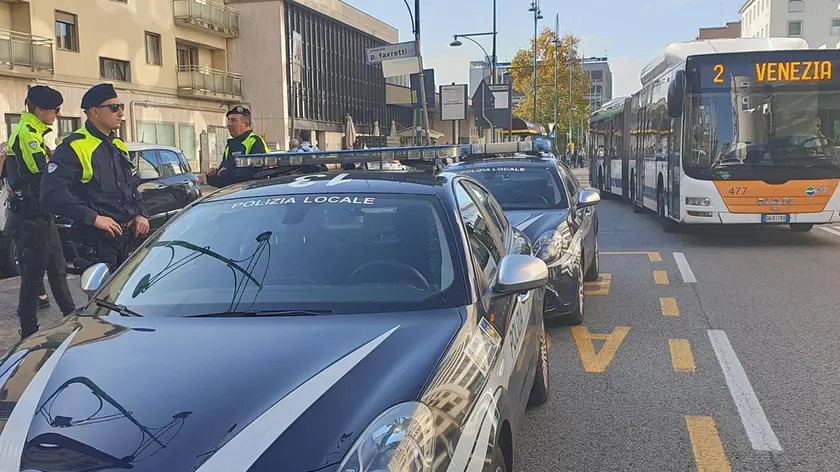 Controlli della polizia locale in via Piave dopo gli episodi di criminalità