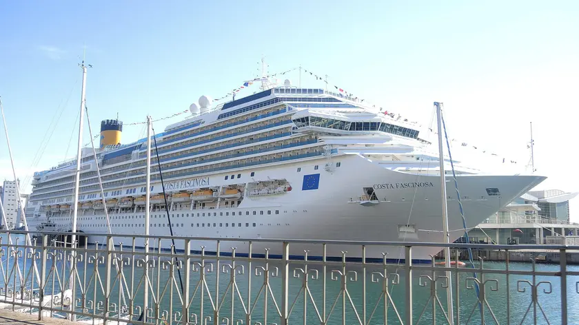 Costa Fascinosa nel porto di Savona in una immagine di archivio. 18 marzo 2015..ANSA/LUCA ZENNARO