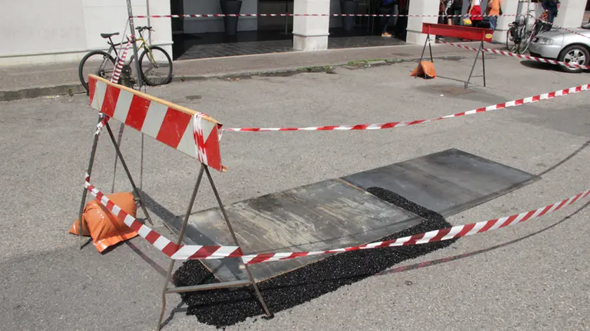 Voragine nell'asfalto in viale della Stazione a Mestre