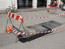 Voragine nell'asfalto in viale della Stazione a Mestre