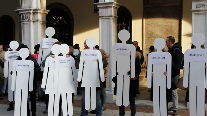 Agenzia candussi, giornalista Scattolin. Consiglio comunale e protesta lavoratori precari in via Palazzo Municipio Mestre