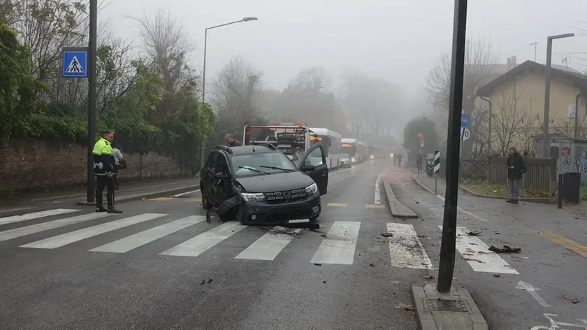 L'incidente in via Miranese che ha provocato lunghe code (foto Zaffaina / Pòrcile)