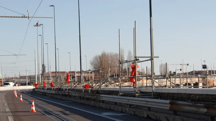 Lavori in corso per costruzione pista ciclabile sul Ponte della Libertà, Venezia