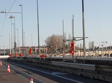 Lavori in corso per costruzione pista ciclabile sul Ponte della Libertà, Venezia