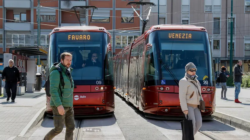 Il tram in piazzale Cialdini